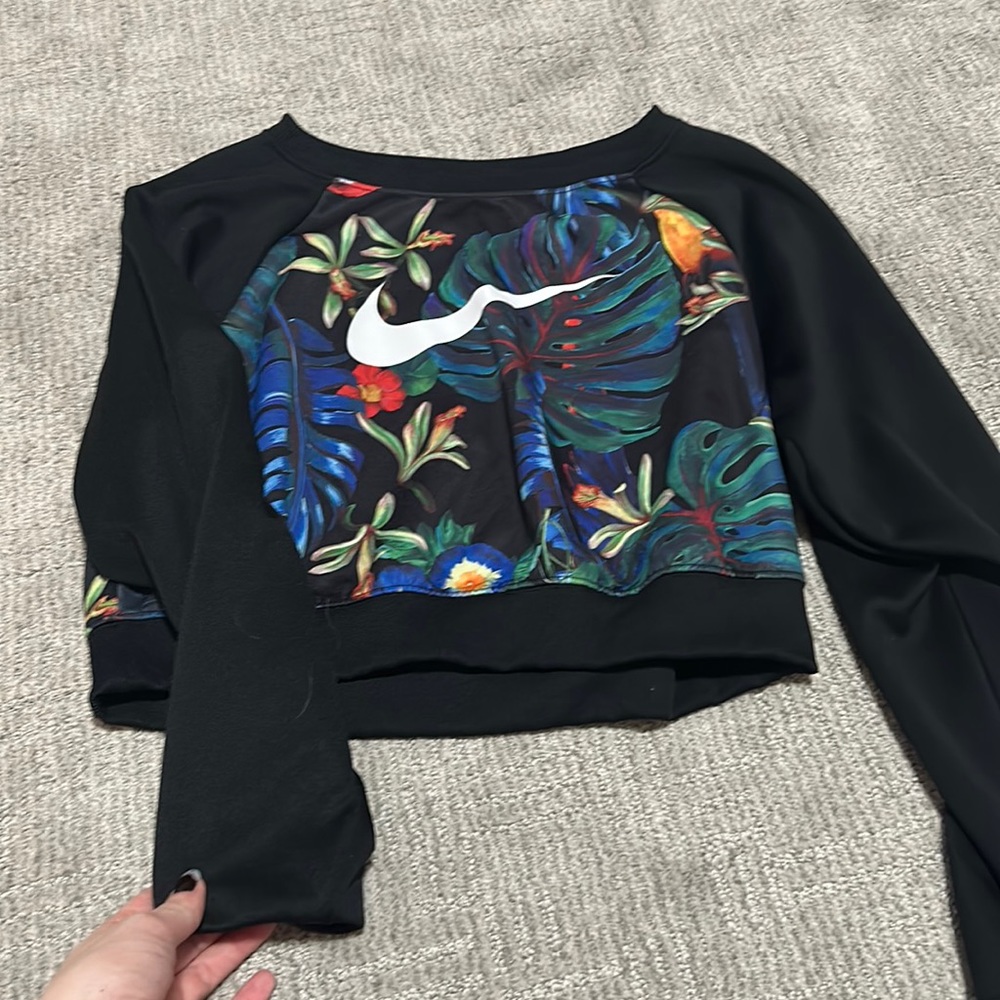 Beautiful Nike long sleeve crop!